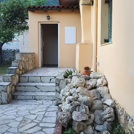Apartment Cosy Budget To Rent In Corfu Ipsos